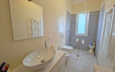 Villetta Tonfano: Gulvbelægning, Badeværelse, Sanitærarmatur, Etage, Indretning, Badeværelsesvask, Håndvask, Tap, Vvs, Belysning