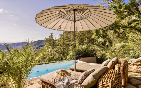 Villa Chiovada: Udendørs Møbler, Møbel, Paraply, Udvej, Skygge, Eco Hotel, Stol, Svømmepøl, Fritid, Liggestol