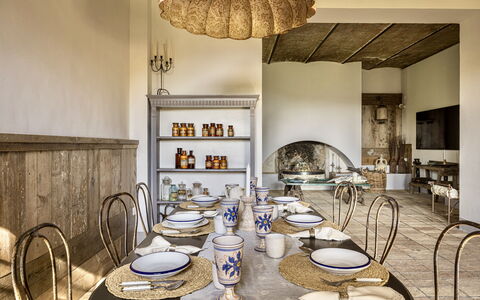 Villa Chiovada: Møbel, Indretning, Bord, Bordservice, Belysning, Serveware, Køkken & Spisebord, Spisestue, Værelse, Stol