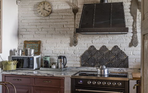 Villa Chiovada: Væg, Køkken, Træ, Gulvbelægning, Indretning, Køkken Apparat, Belysning, Komfur, Lysarmatur, Møbel