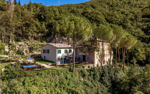 Villa Chiovada: Bjergrige Landskabsformer, Bjerg, Bakke, Hjem, Highland, Landdistrikt, Hill Station, Hus, Landskab, Bjergkæde