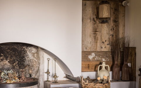 Villa Chiovada: Møbel, Gulvbelægning, Indretning, Etage, Værelse, Naturmateriale, Hearth, Stue, Stol, Hårdttræ