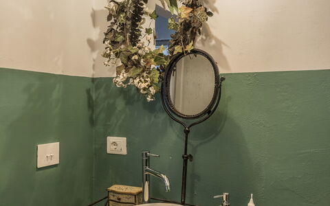 Villa Chiovada: Badeværelsesvask, Indretning, Sanitærarmatur, Lysarmatur, Belysning, Vvs, Håndvask, Tap, Badeværelse, Spejl