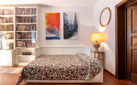 Il Ferrone Apartment with Garden - Greve in Chiant: Møbel, Indretning, Væg, Gulvbelægning, Etage, Værelse, Soveværelse, Træ, Seng, Textile