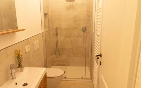 Marina's Lodge: Badeværelse, Sanitærarmatur, Gulvbelægning, Badeværelsesvask, Væg, Etage, Indretning, Håndvask, Badeværelsesskab, Spejl