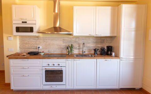 Marina's Lodge: Køkken, Cabinetry, Countertop, Køkken Apparat, Gulvbelægning, Træ, Indretning, Større Bandage, Møbel, Etage