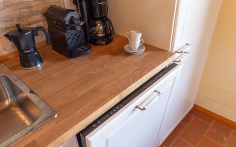 Marina's Lodge: Bordservice, Mad, Køkken Apparat, Køkken, Ingrediens, Countertop, Bejdse, Serveware