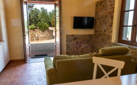 Marina's Lodge: Væg, Møbel, Gulvbelægning, Indretning, Etage, Bord, Værelse, Stol, Stue, Loft