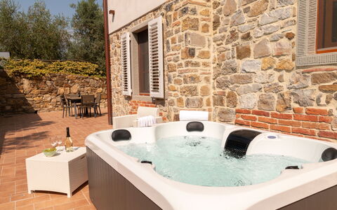 Marina's Lodge: Møbel, Sanitærarmatur, Udvej, Svømmepøl, Badekar, Jacuzzi, Stueplante, Stol, Eco Hotel