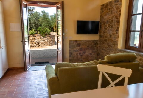 Marina's Lodge: Væg, Møbel, Gulvbelægning, Indretning, Etage, Bord, Værelse, Stol, Stue, Loft