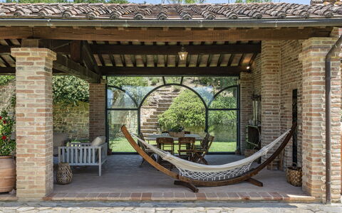 Aqua Bio Retreat: Møbel, Mursten, Have, Udendørs Møbler, Blomsterkrukke, Udendørs Struktur, Stol, Kolonne, Gårdhave, Estate