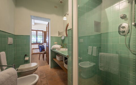 Aqua Bio Retreat: Indretning, Gulvbelægning, Sanitærarmatur, Loft, Etage, Badeværelsesvask, Tap, Badeværelse, Belysning, Møbel