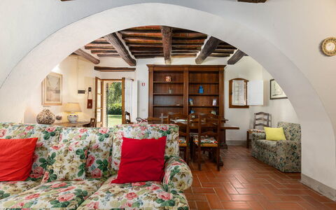 Mulino di Carpineto with Pool Gaiole in Chianti: Møbel, Væg, Hjem, Gulvbelægning, Indretning, Hus, Bord, Couch, Stue, Værelse