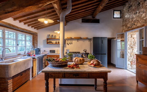 Il Gabbro, Luxury Experience: Indretning, Køkken, Møbel, Gulvbelægning, Træ, Loft, Hjem, Etage, Countertop, Belysning