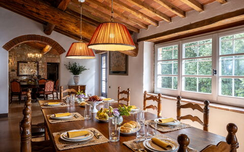 Il Gabbro, Luxury Experience: Møbel, Indretning, Væg, Bord, Træ, Loft, Gulvbelægning, Lysarmatur, Stol, Spisestue