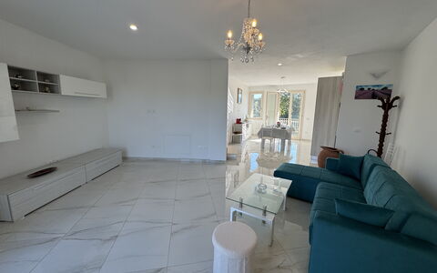 Villa al Glicine Proprietà: Gulvbelægning, Etage, Indretning, Møbel, Couch, Loft, Stue, Værelse, Lejlighed