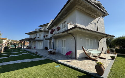 Villa al Glicine Proprietà: Bygning, Vindue, Boligområde, Hus, Hjem, Tag, Estate, Menneskelig Bosættelse, Villa, Lawn