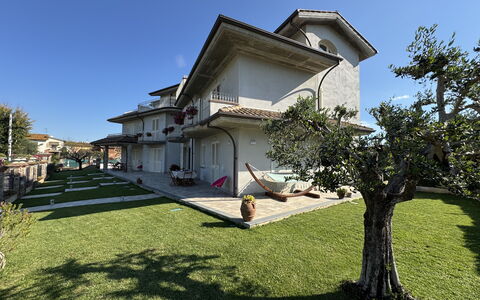 Villa al Glicine Proprietà: Bygning, Boligområde, Hus, Hjem, Arkitektur, Tag, Estate, Have, Lawn, Mansion