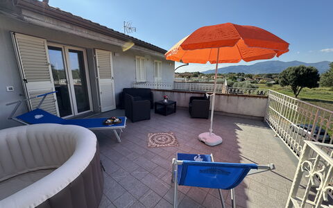 Villa al Glicine Proprietà: Møbel, Udendørs Møbler, Hjem, Stol, Altan, Lejlighed, Skygge, Svømmepøl, Udvej, Hotel