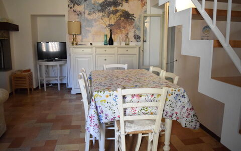 Appartamento la Fontana, Assisi: Møbel, Indretning, Gulvbelægning, Træ, Etage, Spisestue, Stol, Bord, Køkken & Spisebord, Værelse