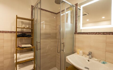 Appartamento la Fontana, Assisi: Badeværelse, Sanitærarmatur, Gulvbelægning, Indretning, Væg, Etage, Spejl, Håndvask, Tap, Badeværelsesvask