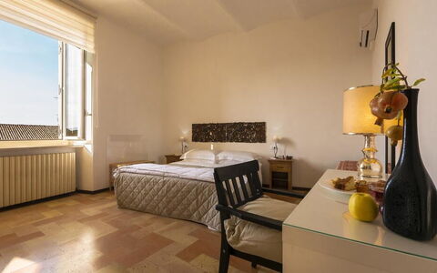 Appartamento la Fontana, Assisi: Møbel, Seng, Indretning, Soveværelse, Væg, Gulvbelægning, Etage, Værelse, Sengetøj, Træ