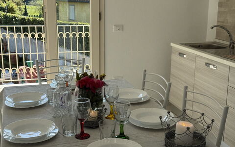 Villa al Glicine: Møbel, Bordservice, Indretning, Bord, Gulvbelægning, Køkken & Spisebord, Stol, Spisestue, Belysning, Serveware