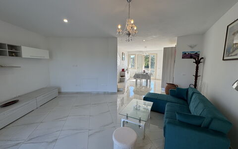 Villa al Glicine: Gulvbelægning, Etage, Møbel, Indretning, Couch, Loft, Stue, Værelse, Lejlighed