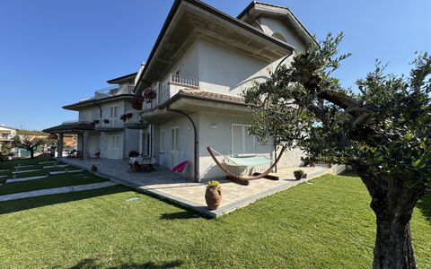 Villa al Glicine: Bygning, Boligområde, Hus, Hjem, Tag, Arkitektur, Estate, Lawn, Have, Mansion