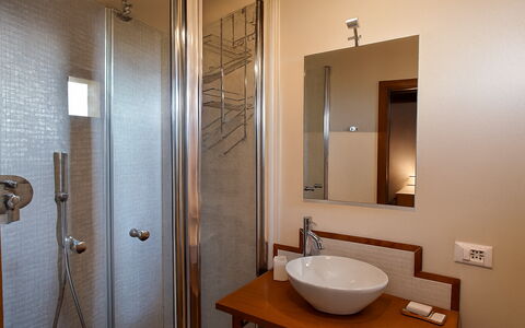 Novellina: Badeværelsesvask, Væg, Indretning, Sanitærarmatur, Gulvbelægning, Træ, Etage, Spejl, Badeværelse, Håndvask