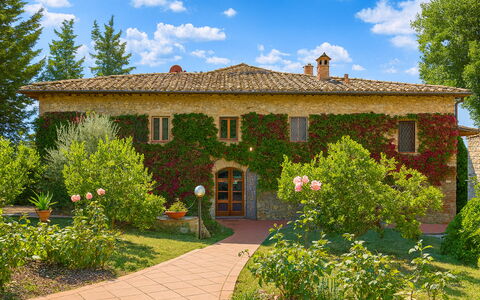 Novellina: Busk, Have, Hus, Stuehus, Estate, Lawn, Landscaping, Gård, Hacienda