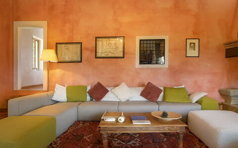 Novellina: Møbel, Indretning, Gulvbelægning, Etage, Textile, Couch, Hjem, Belysning, Brun, Stue