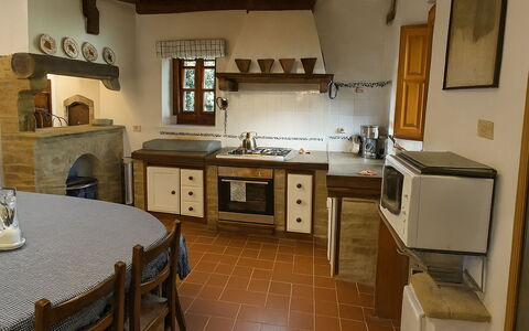 Novellina: Køkken, Indretning, Gulvbelægning, Træ, Møbel, Køkken Apparat, Countertop, Loft, Cabinetry, Værelse