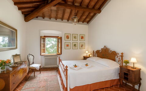 Novellina: Møbel, Væg, Indretning, Soveværelse, Seng, Gulvbelægning, Loft, Bord, Hjem, Etage