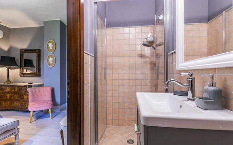 Podere la Botte, Pool, Lari: Badeværelse, Indretning, Væg, Sanitærarmatur, Gulvbelægning, Etage, Håndvask, Spejl, Badekar, Badeværelsesvask