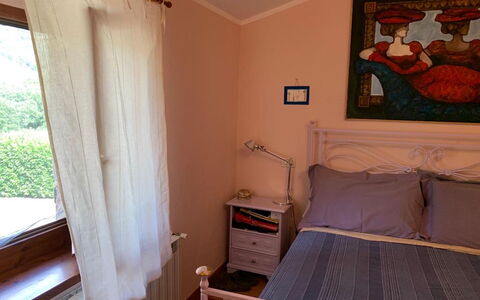 Villa Vindelbono: Møbel, Seng, Soveværelse, Indretning, Sengetøj, Sengetøj, Sengetøj, Træ, Værelse, Etage