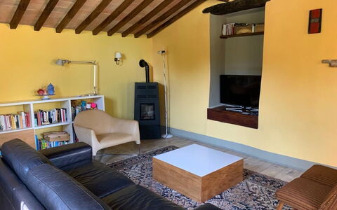 Villa Vindelbono: Møbel, Indretning, Gulvbelægning, Væg, Etage, Træ, Loft, Værelse, Couch, Stue