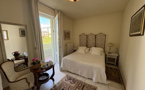 Liz: Møbel, Gulvbelægning, Etage, Indretning, Belysning, Soveværelse, Seng, Værelse, Sengetøj, Sengetøj