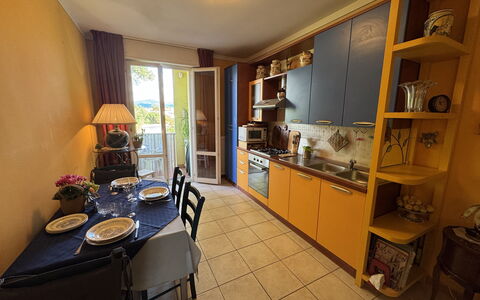 Liz: Gulvbelægning, Etage, Indretning, Møbel, Lejlighed, Køkken, Værelse, Større Bandage, Stol, Countertop