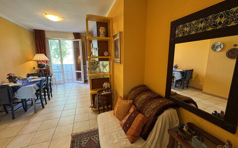 Liz: Møbel, Indretning, Træ, Gulvbelægning, Etage, Belysning, Værelse, Stol, Stue, Loft