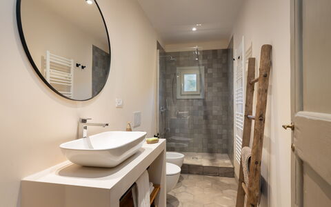 La Morella: Badeværelse, Sanitærarmatur, Gulvbelægning, Væg, Indretning, Etage, Spejl, Toilet, Badeværelsesvask, Håndvask