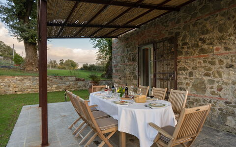 La Morella: Møbel, Udendørs Møbler, Stol, Køkken & Spisebord, Flise, Stenmur, Udendørs Bord, Backyard, Have, Skygge