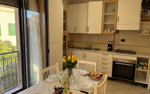 Al Civico 80: Møbel, Gulvbelægning, Træ, Indretning, Køkken Apparat, Køkken, Etage, Større Bandage, Køkken & Spisebord, Countertop