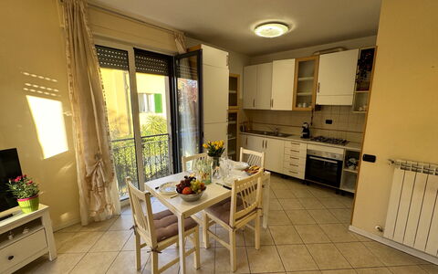 Al Civico 80: Møbel, Træ, Gulvbelægning, Indretning, Etage, Køkken & Spisebord, Stol, Bord, Spisestue, Værelse