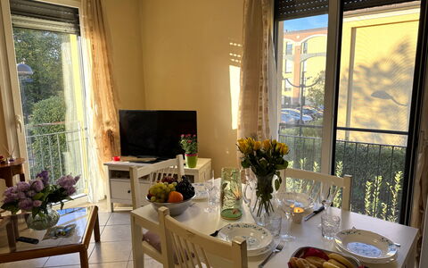 Al Civico 80: Møbel, Stol, Bord, Træ, Indretning, Spisestue, Køkken & Spisebord, Gulvbelægning, Værelse, Etage