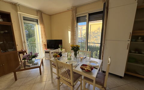 Al Civico 80: Møbel, Spisestue, Køkken & Spisebord, Stol, Gulvbelægning, Etage, Bord, Indretning, Værelse, Lejlighed