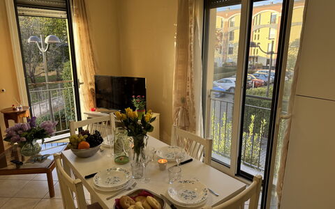 Al Civico 80: Møbel, Træ, Indretning, Stol, Bord, Gulvbelægning, Køkken & Spisebord, Spisestue, Etage, Værelse