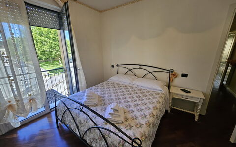 Al Civico 80: Seng, Altan, Soveværelse, Sengetøj, Stol, Bed Frame, Villa, Hotel, Sengetøj, Gelænder