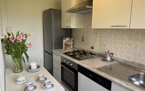 Villa Lory: Køkken Apparat, Køkken, Countertop, Større Bandage, Komfur, Komfur, Gaskomfur, Cabinetry, Husholdningsapparat, Køkkenvask