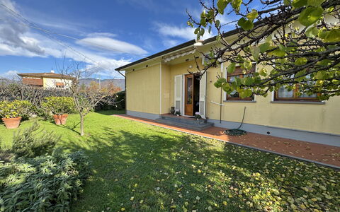 Villa Lory: Hus, Busk, Boligområde, Hjem, Have, Bunddække, Lawn, Sommerhus, Gård, Indkørsel